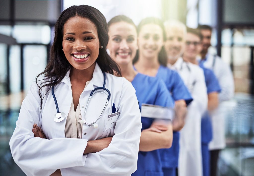 Dottori medici e infermieri in fila che rappresentano l'immediata disponibilità del personale.