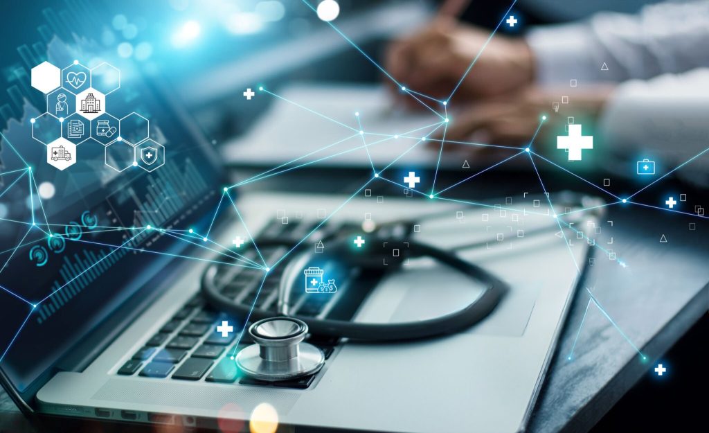 Computer e dottore, dati innovativi, tecnologia, monitoraggio remoto dei pazienti