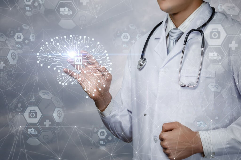 Un dottore che utilizza un ologrammi esplicativi sull'intelligenza artificiale